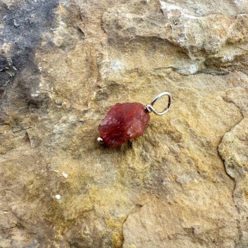 Braškinis Kvarcas Pakabukas ant Kaklo Nešlifuotas 925 sidabras (8-12 mm)